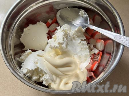 В миску с крабовыми палочками добавить 60 грамм майонеза и творожный сыр. 