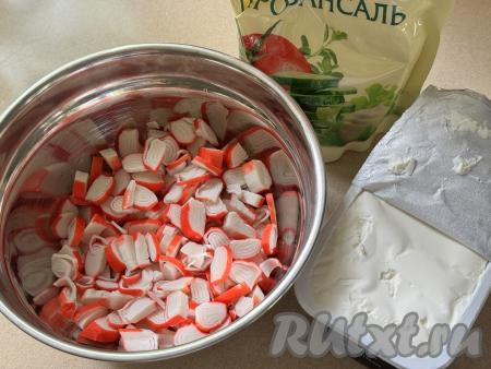 Размороженные крабовые палочки очистить от слюды, мелко нарезать в отдельную миску.