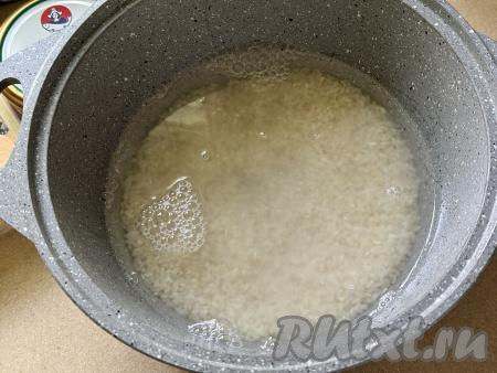 Выложить промытый рис в кастрюлю, влить 500 миллилитров воды комнатной температуры, поставить на сильный огонь. Воды должно быть в 2 раза больше, чем риса, то есть я взяла 230 грамм риса (1 стакан объёмом 250 миллилитров), поэтому залила рис 500 миллилитрами воды (2 стаканами объёмом по 250 миллилитров).