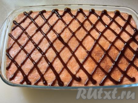 Затем достать форму из духовки, на тёплом суши-пироге нарисовать решётку из соуса "Терияки". 