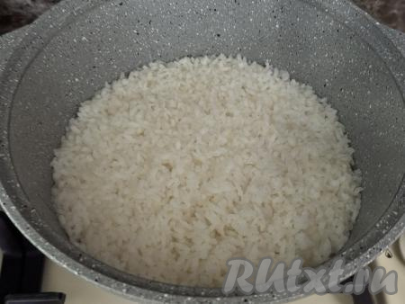 После закипания воды убавить огонь до минимума, закрыть кастрюлю крышкой. Готовить рис минут 20 (до полного испарения воды и готовности риса).