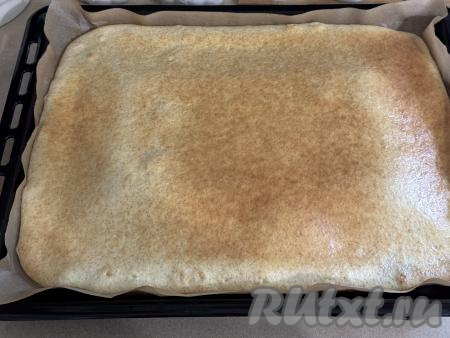 Выпекать корж в духовке, разогретой до 170 градусов, 10-12 минут. Для того чтобы проверить готовность, нужно проколоть корж зубочисткой, если после прокола зубочистка останется сухой, без следов теста, значит выпечка готова. 
