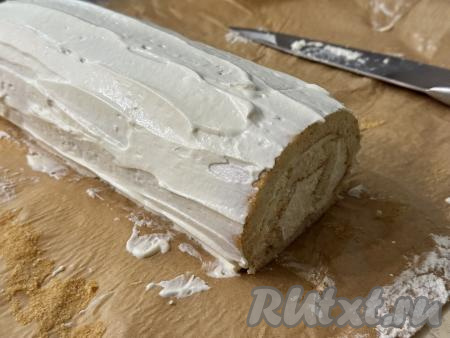 Покрыть рулет оставшимся кремом. 