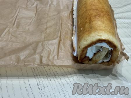 Свернуть корж, смазанный кремом в рулет. Получившийся рулет "Молочная девочка" завернуть в пергамент и убрать в холодильник минимум на 3 часа. 
