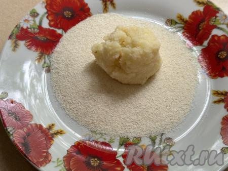 На плоскую тарелку насыпать манку (или муку), в которой вы будет обваливать котлеты. Из каждой части картофельной массы сформировать круглую котлету, обваливая её со всех сторон в манке (или муке). Я вначале сформировала и обваляла в манке 5 котлет - именно столь у меня одновременно помещается в чаше аэрогриля. 