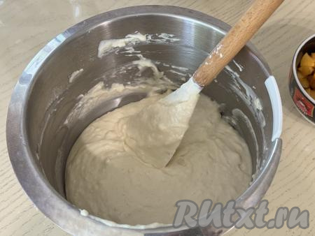Частями добавляя оставшуюся муку, замесить в меру густое, воздушное тесто, напоминающее сметану средней жирности, как на фото. Как только добились теста нужной густоты, значит не нужно больше добавлять муку. 