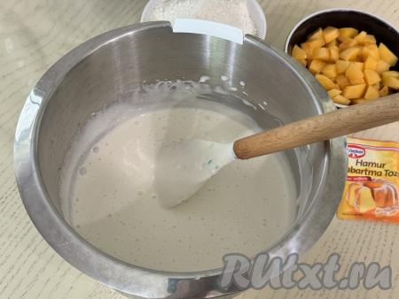 К яйцам, взбитым с сахаром, влить кефир и растительное масло, перемешать лопаткой. 