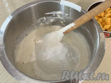 Всыпать 150 грамм просеянной муки и весь разрыхлитель, перемешать тесто лопаткой до однородности. 