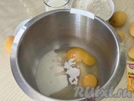 В чашу миксера всыпать сахар, добавить яйца и ванильный сахар. 