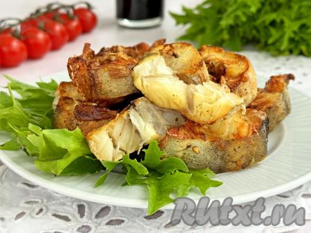Ароматные, нежные кусочки минтая разложить из чаши аэрогриля по тарелкам и, дополнив гарниром, подать к столу.  