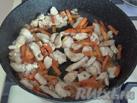 Обжарить мясо курицы с овощами в течение 5-6 минут, время от времени перемешивая.