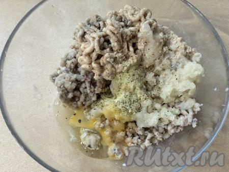 В миску с фаршем, хлебом и луком добавить соль и специи по вкусу, сырое яйцо. 