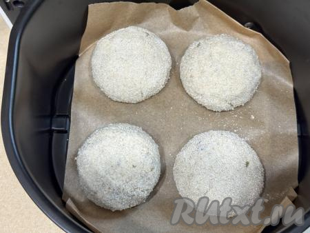 Чашу аэрогриля застелить пергаментом, выложить сформированные котлеты. У меня все котлеты не поместились в чашу, поэтому я жарила их в два этапа. Советую покрывать панировкой котлеты непосредственно перед запеканием. То есть если у вас помещаются в чашу аэрогриля 4 котлеты, то и обваливать в манке (или муке) непосредственно перед запеканием нужно 4 котлеты. 