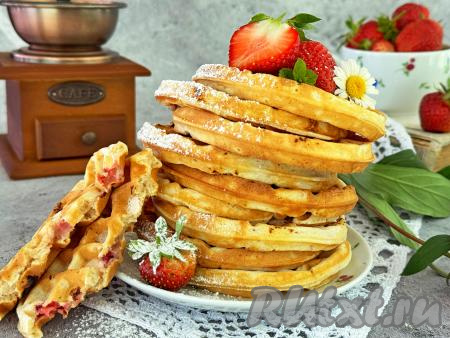 Мягкие, нежные вафли с клубникой подать к столу с чашечкой кофе или чая.