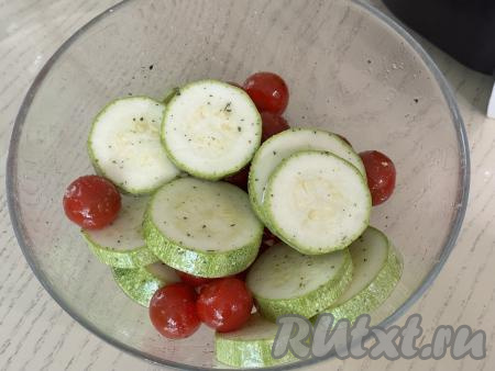 Перемешать, покрывая овощи маслом, солью и специями со всех сторон. 