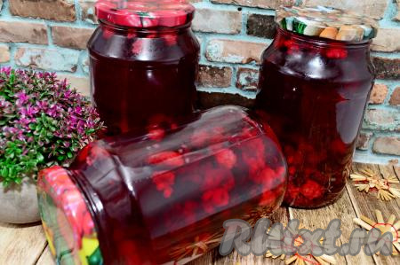 Зимой красивый, вкусный компот, приготовленный из чёрной смородины и малины, станет приятным дополнением к вашему меню.