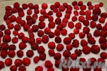 Разложить промытые ягоды на бумажном полотенце, сложенном в два слоя (или на тканевом полотенце). Оставить минут на 20-30, чтобы ягодки обсохли. На обсохших ягодах в процессе замораживания не будет образовываться большое количество льда, а значит их можно будет использовать в выпечке без предварительного размораживания.