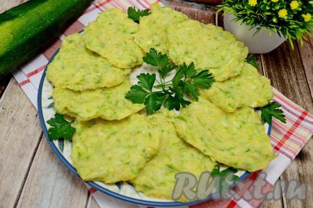 Нежные, вкусные оладьи, приготовленные из кабачков с манкой в духовке, к столу можно подать и тёплыми, и полностью остывшими, дополнив любимым соусом или сметаной. 