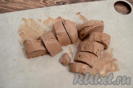 Мороженое разрезать на небольшие кусочки.