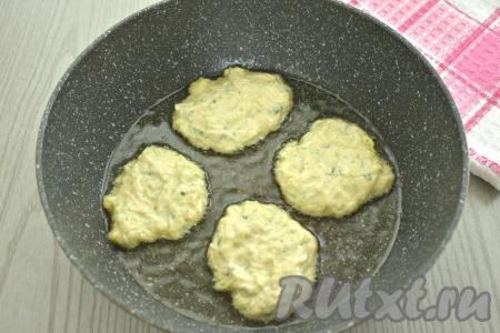 На сковороде разогреваем растительное масло. Выкладываем по 1 столовой ложке кабачково-сметанного теста в виде круглых оладий. Жарим оладьи из кабачков до приятного подрумянивания с двух сторон (примерно минуты по 3 с каждой стороны).