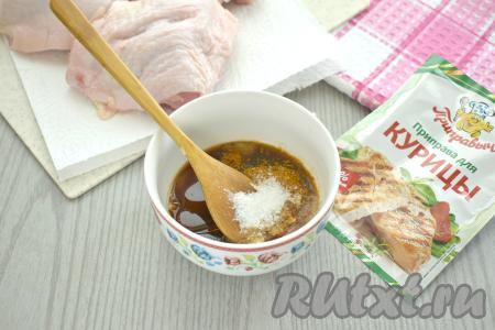 Всыпаем специи (я добавила 1 чайную ложку приправы для курицы), добавляем натёртые на мелкой тёрке (или пропущенные через пресс) очищенные зубчики чеснока. По вкусу солим, учитывая, что соевый соус достаточно солёный.