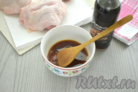 Подготовим маринад для куриных бёдер, для этого в небольшую миску вливаем соевый соус, добавляем томатный соус и растительное масло.