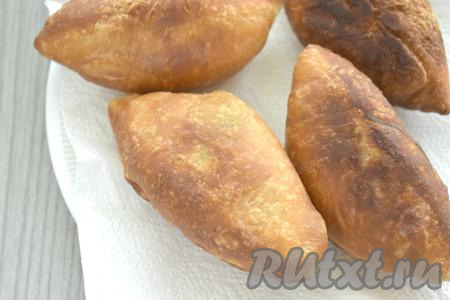 Готовые жареные пирожки аккуратно выкладываем со сковороды на бумажные полотенца, чтобы убрать лишнее масло. 