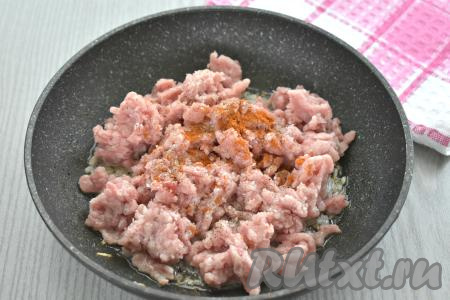 Для этого блюда можно использовать как покупной фарш, так и фарш, приготовленный в домашних условиях. Подойдёт фарш из любого мяса (например, из курицы, говядины, индейки). Я взяла кусочки свинины и пропустила их через мясорубку. К луку, обжаренному до мягкости, добавляем мясной фарш, по вкусу его солим, приправляем специями (я сдобрила фарш чёрным молотым перцем и паприкой). Обжариваем фарш с луком 10-12 минут, часто перемешивая и разбивая комочки мяса. Обжаренный фарш убираем с огня, даём остыть.