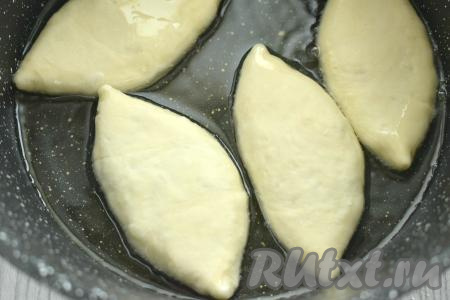 В сковороде разогреваем достаточное количество растительного масла. Выкладываем в горячее масло несколько пирожков из слоёного теста «швом» вниз, масло должно доходить до середины пирожков. Жарим пирожки с мясом на огне чуть ниже среднего до подрумянивания с двух сторон (примерно по 3-4 минуты с каждой стороны).