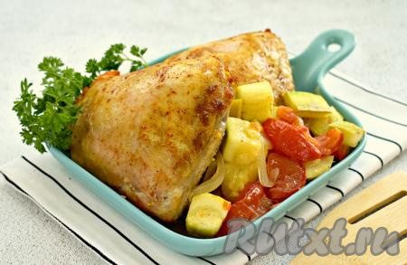 Куриные бёдра с кабачками в духовке