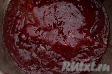 Вот такое густое, однородное, красивое протёртое пюре из чёрной смородины у меня получилось. Взвесить получившееся пюре. Сахара нам понадобится столько же, сколько пюре получилось. У меня вес черносмородинового пюре составил 750 грамм, поэтому и сахара я добавляю 750 грамм.