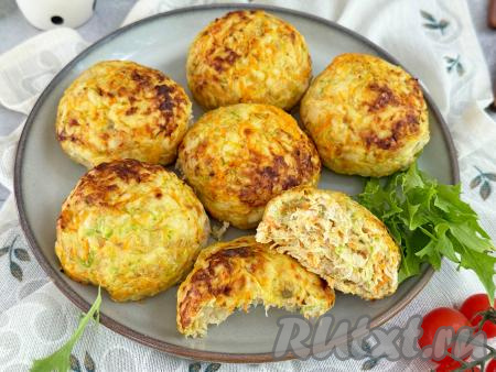 Аппетитные, сочные, пышные куриные котлеты, приготовленные с кабачками в аэрогриле, переложить на тарелку и, дополнив гарниром, подать к столу.