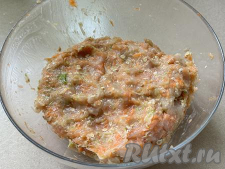 Тщательно перемешать курино-кабачковый фарш и оставить минут на 30, чтобы овсяные хлопья набухли. 