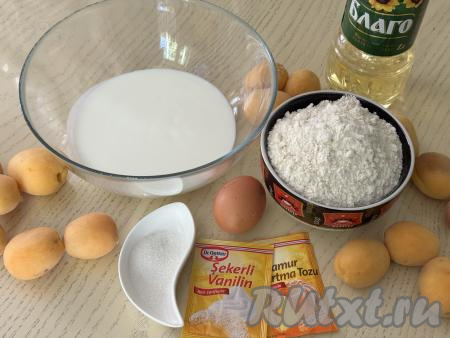 Подготовить продукты для приготовления пирожков с абрикосами на кефире на сковороде. 