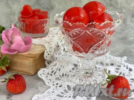 Мармелад из клубники, приготовленный с агар-агаром в домашних условиях, получается вкусным, нежным, он не тает при комнатной температуре. Отличное дополнение к чаю! 