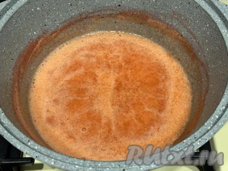 В отдельную ёмкость влить 200 миллилитров воды комнатной температуры, добавить агар-агар, перемешать. После того как клубничное пюре с момента закипания проварится 2 минуты, добавить в кастрюлю смесь воды и агар-агара, перемешать. Дать закипеть на среднем огне, после этого проварить 2 минуты, периодически перемешивая, на небольшом огне. 