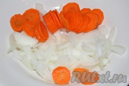 Нарезать морковь и лук небольшими кусочками.