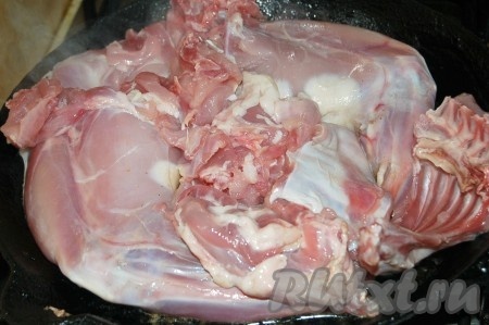 В сковороду налить растительное масло, раскалить его и опустить кусочки кролика. Обжарить с каждой стороны до румяности.