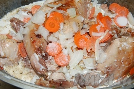 Сметану смешать с горячей водой, размешать, добавить соль, перец и вылить в жаровню к кролику с овощами. Довести до кипения, уменьшить огонек и тушить 1 час.