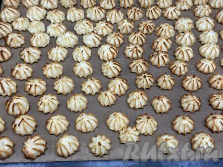 Выпекать заварное печенье в духовке, разогретой до 200 градусов, 5 минут, затем убавить температуру до 180 градусов и продолжать выпекать до золотистого цвета теста (примерно 15 минут). 