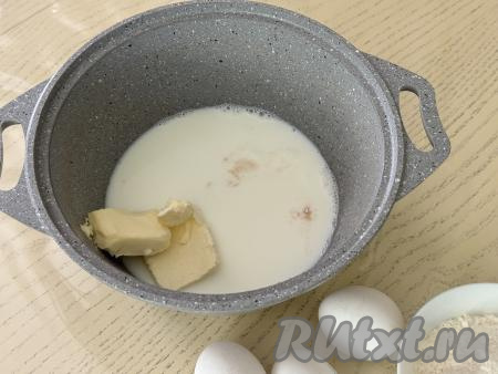 В кастрюлю влить молоко, добавить масло, сахар и ванильный сахар. 