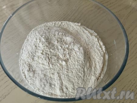 Всыпать 200 грамм просеянной муки и соль, перемешать тесто столовой ложкой. 