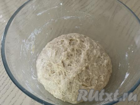 Вымешивать тесто руками нужно не менее 7 минут. Тесто должно получиться гладким, приятным в работе, не липнущим к рукам. Как только добились нужной консистенции теста, значит больше муку добавлять не нужно. Миску с тестом затянуть плёнкой (или прикрыть полотенцем) и поставить в тёплое место на 1,5 часа (до увеличения в объёме в 2-3 раза). 