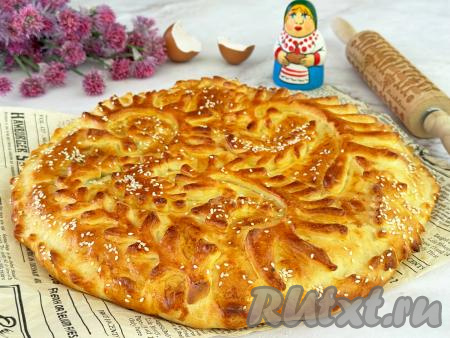 Тёплый или полностью остывший рыбный дрожжевой пирог нарезать на кусочки и подать к столу. 