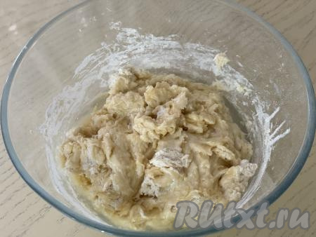 Частями добавляя оставшуюся просеянную муку, каждый раз хорошо перемешивать дрожжевое тесто для пирога ложкой. А после того как тесто начнёт собираться в ком, продолжать вымешивать его руками, всыпая понемногу муку только по мере необходимости. 