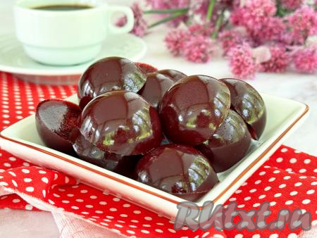 Нежный, очень вкусный мармелад из жимолости, приготовленный с добавлением агар-агара, подать к чаю или кофе. 