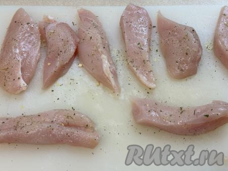 Посолить кусочки куриного мяса по вкусу, поперчить (или посыпать любыми специями на ваш выбор). 