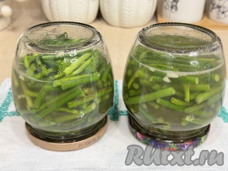 Закрутить (или закатать) банки со стрелками крышками, перевернуть вверх дном, хорошо укутать в одеяло и оставить до полного остывания, а затем переставить в прохладное место (например, в кладовку или погреб) на хранение. 