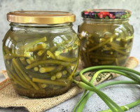 Чесночные стрелки по-корейски на зиму