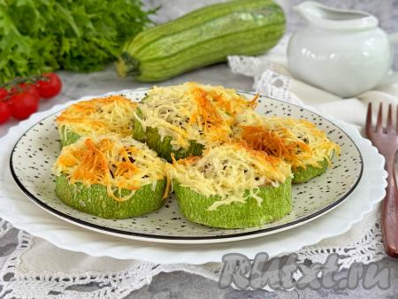 Аппетитные, вкусные, сочные кабачки, запечённые с фаршем, достать из аэрогриля, переложить на тарелку и подать к столу в горячем виде. Приготовьте такие фаршированные кабачки и они прекрасно разнообразят меню!